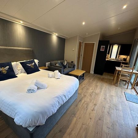 Herons Lake Retreat Hot Tub Lodges Caerwys Zewnętrze zdjęcie