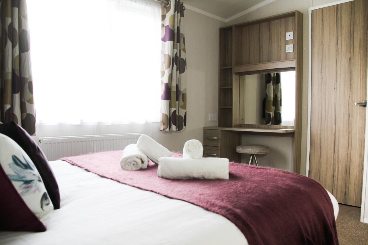 Herons Lake Retreat Hot Tub Lodges Caerwys Zewnętrze zdjęcie