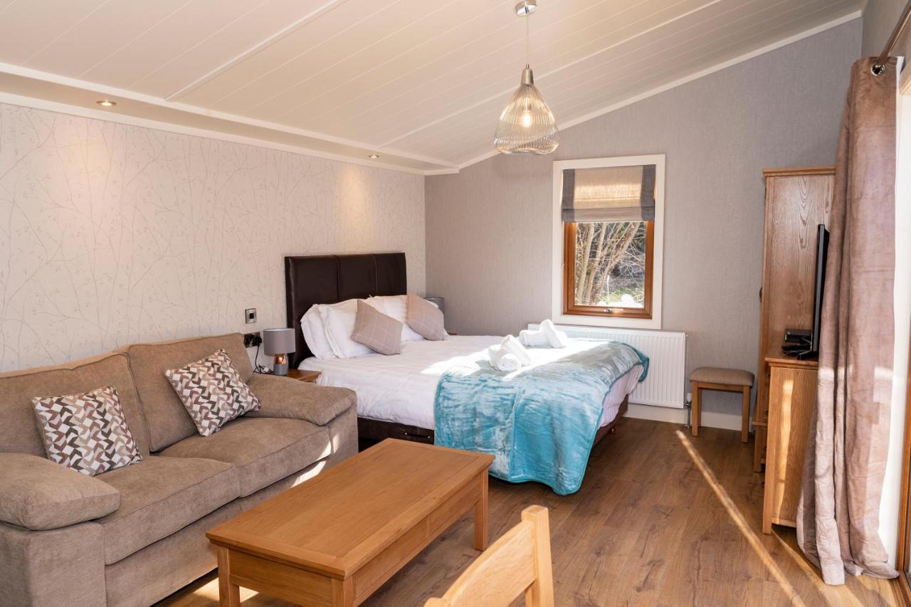 Herons Lake Retreat Hot Tub Lodges Caerwys Zewnętrze zdjęcie
