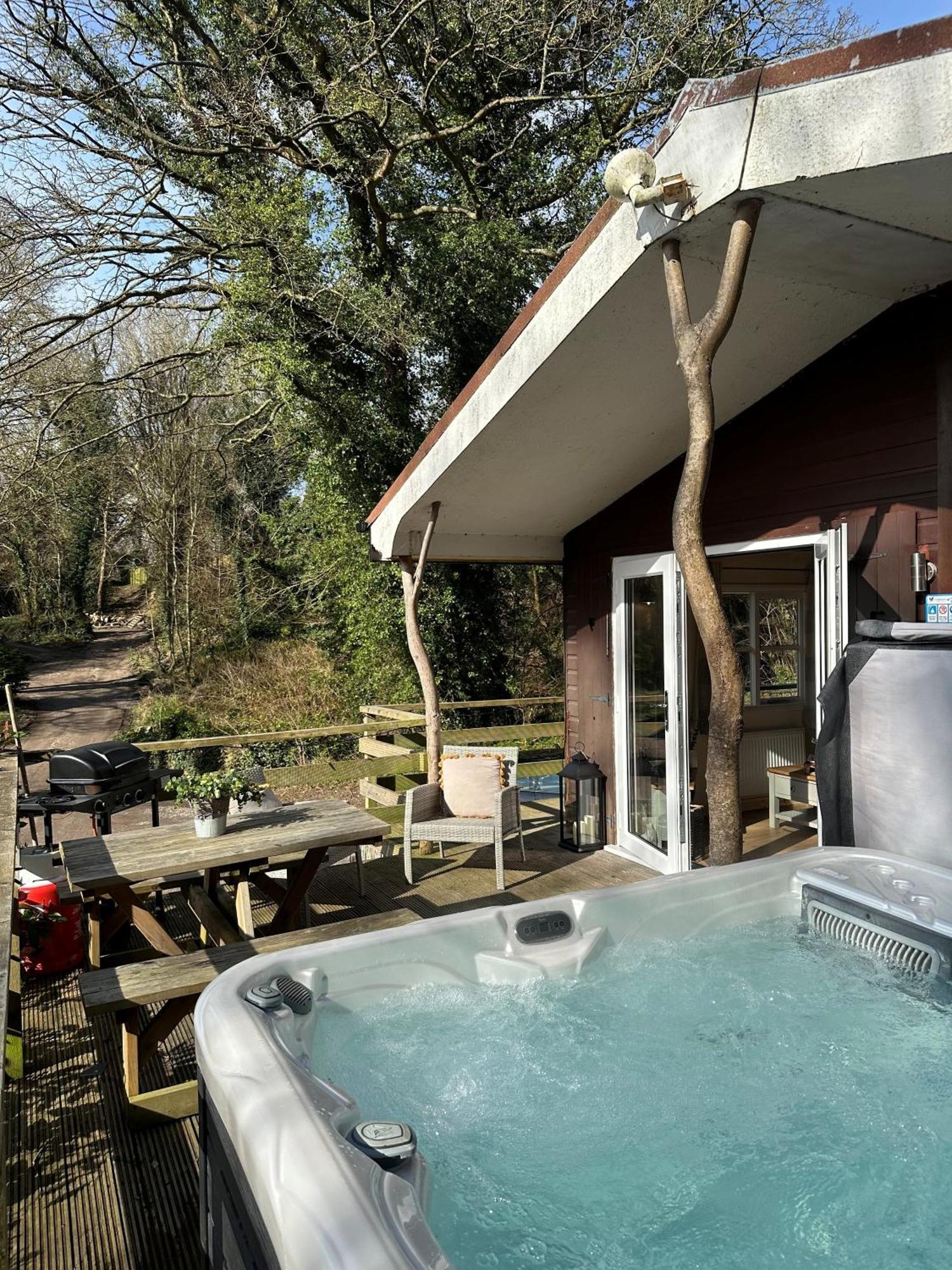 Herons Lake Retreat Hot Tub Lodges Caerwys Zewnętrze zdjęcie