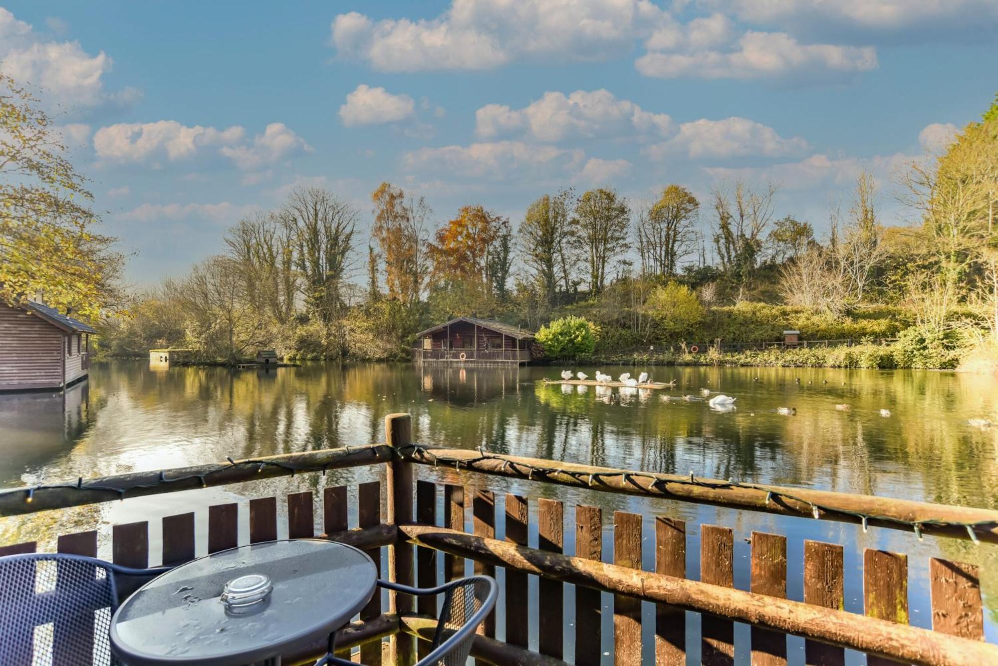 Herons Lake Retreat Hot Tub Lodges Caerwys Zewnętrze zdjęcie