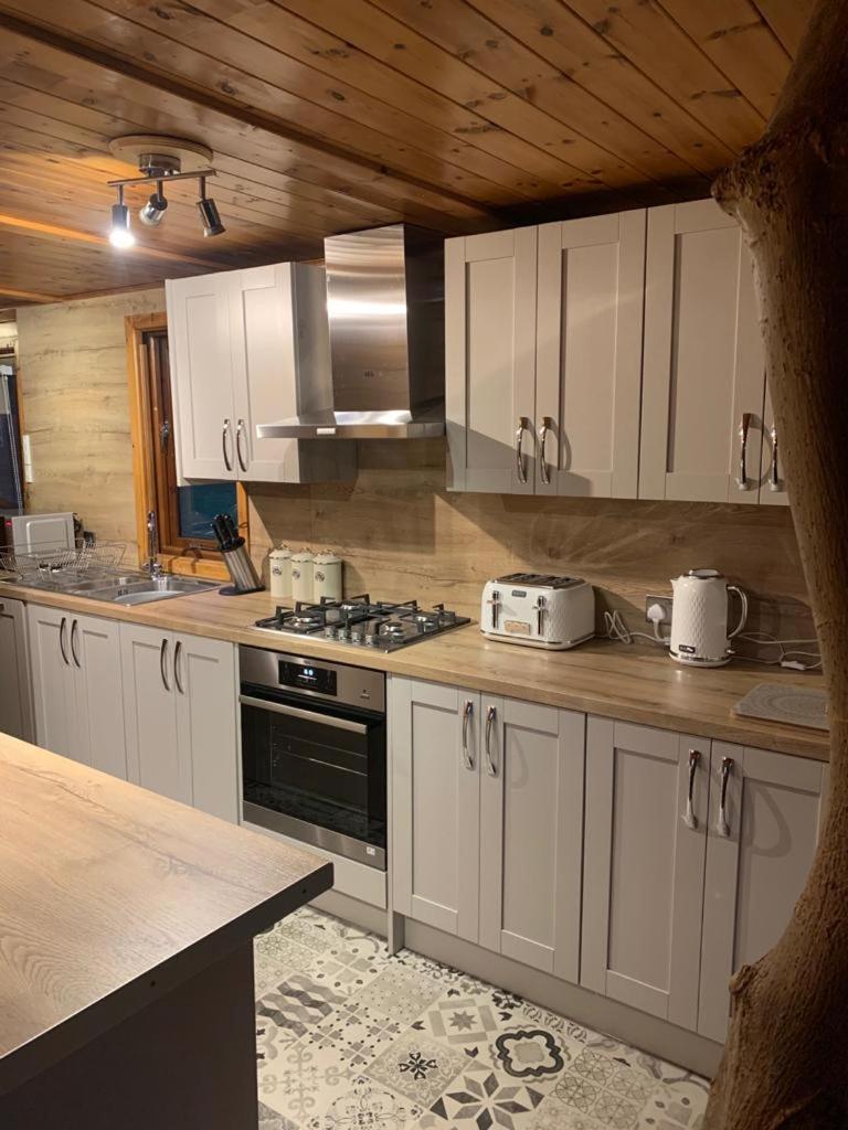 Herons Lake Retreat Hot Tub Lodges Caerwys Zewnętrze zdjęcie