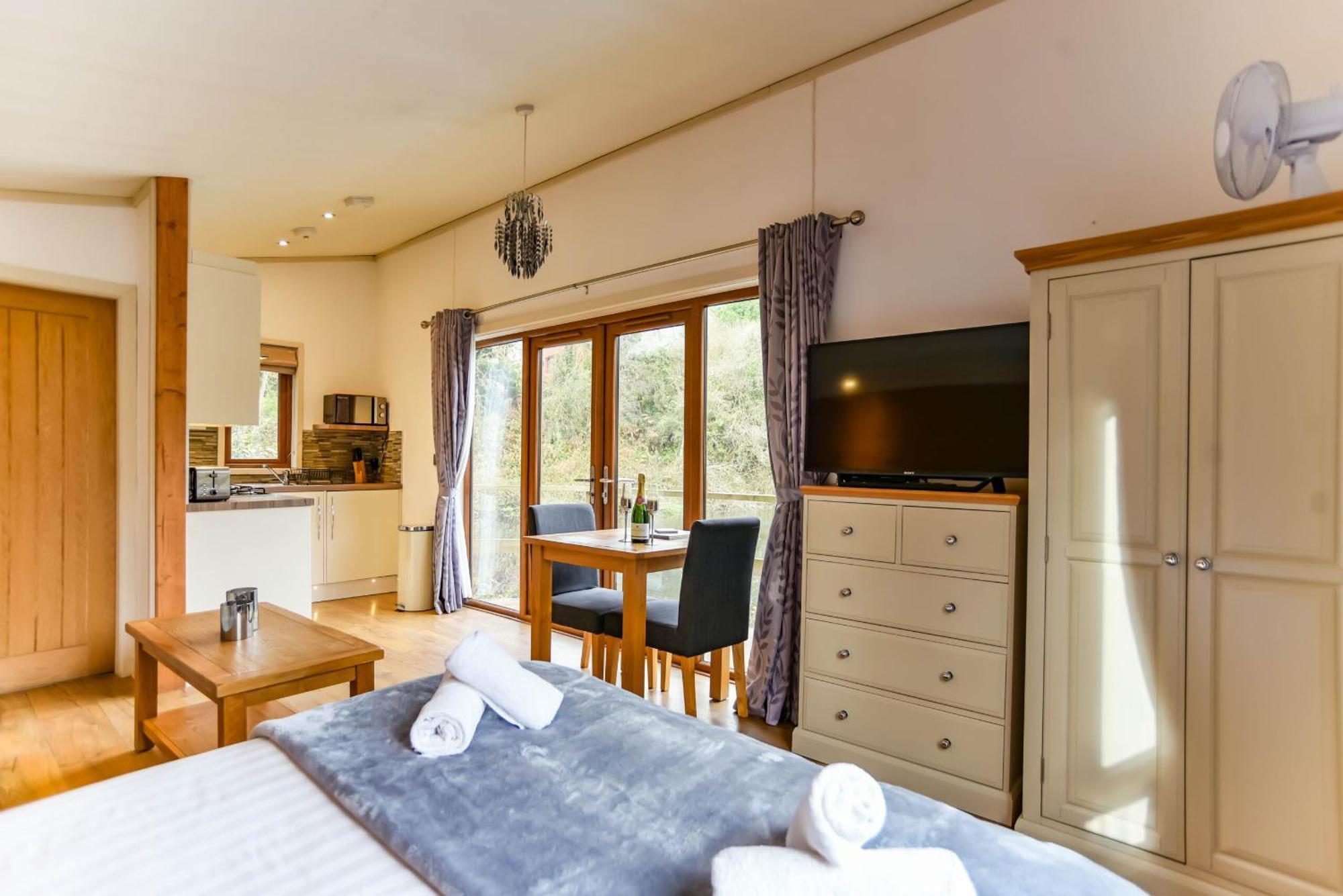 Herons Lake Retreat Hot Tub Lodges Caerwys Zewnętrze zdjęcie
