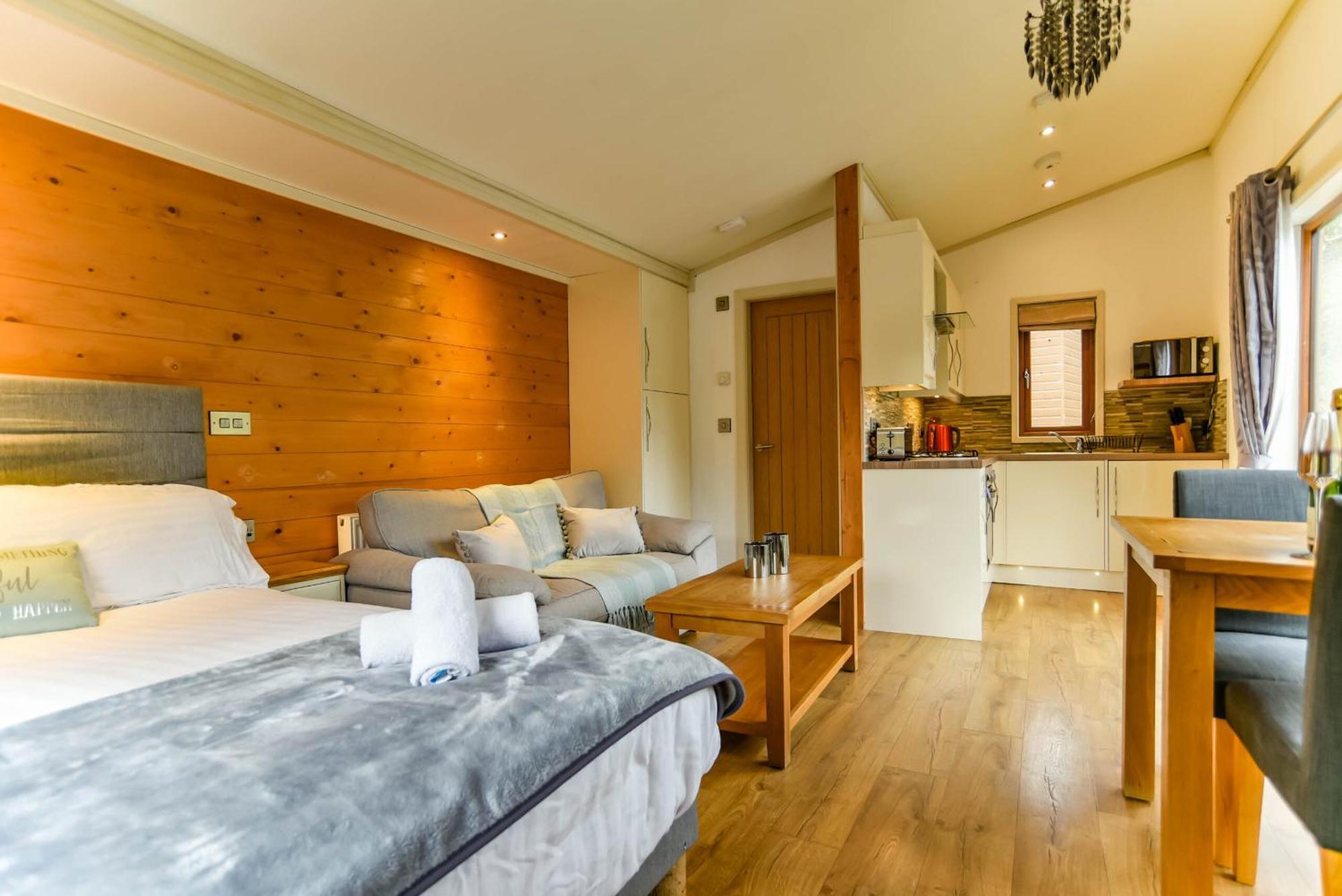 Herons Lake Retreat Hot Tub Lodges Caerwys Zewnętrze zdjęcie
