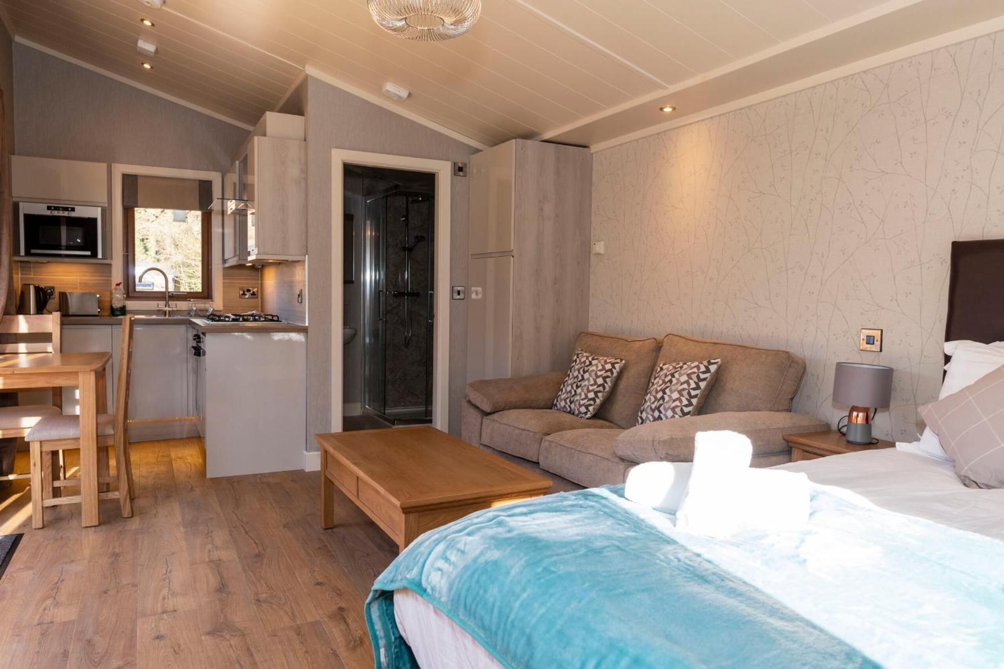 Herons Lake Retreat Hot Tub Lodges Caerwys Zewnętrze zdjęcie