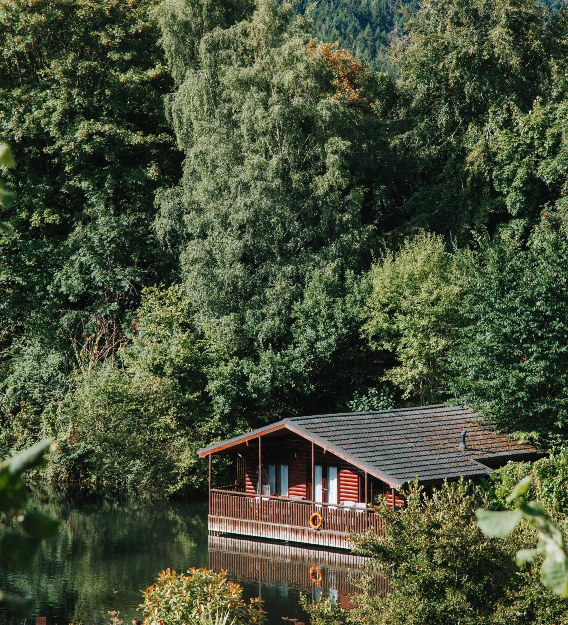 Herons Lake Retreat Hot Tub Lodges Caerwys Zewnętrze zdjęcie