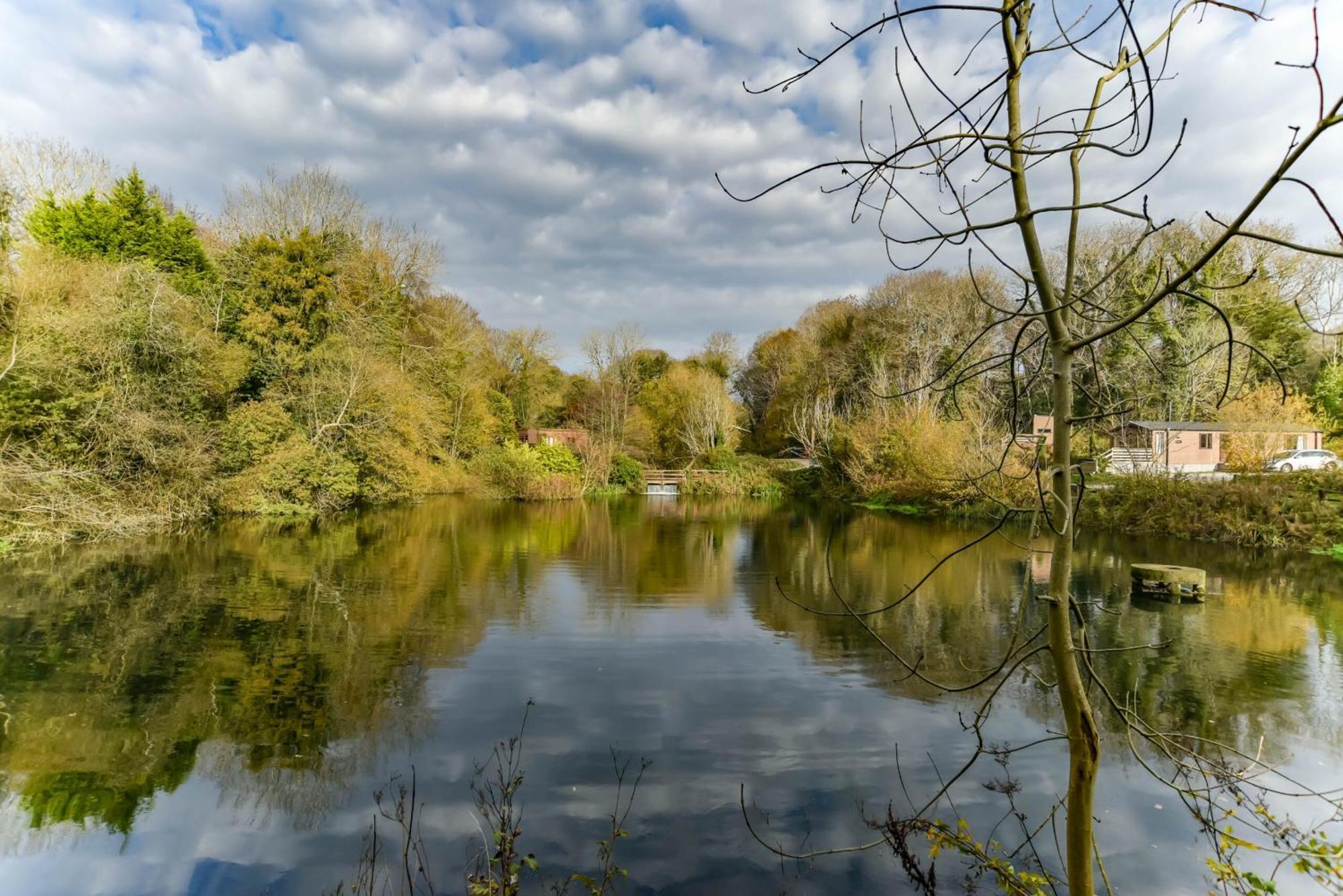 Herons Lake Retreat Hot Tub Lodges Caerwys Zewnętrze zdjęcie