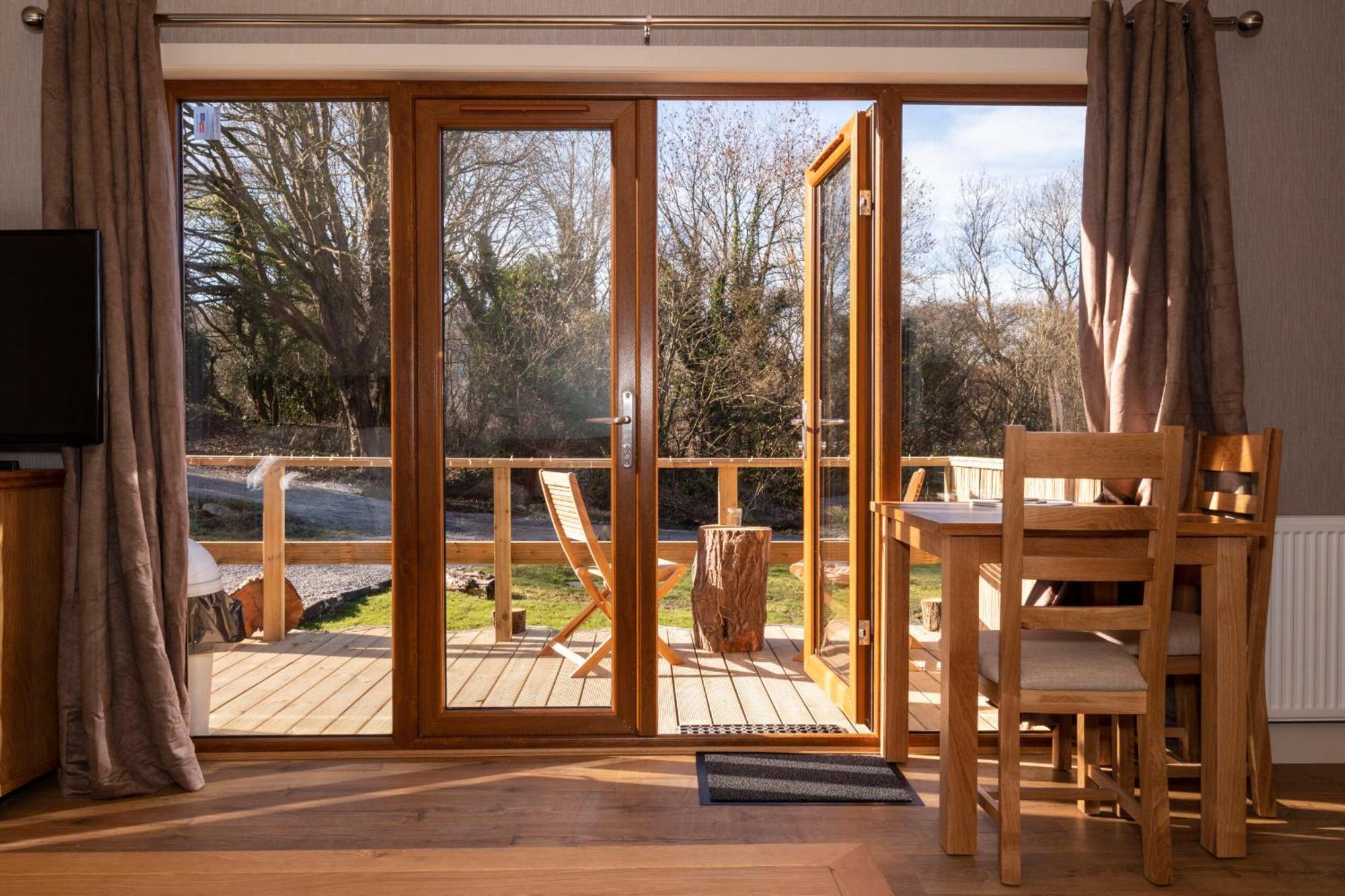 Herons Lake Retreat Hot Tub Lodges Caerwys Zewnętrze zdjęcie