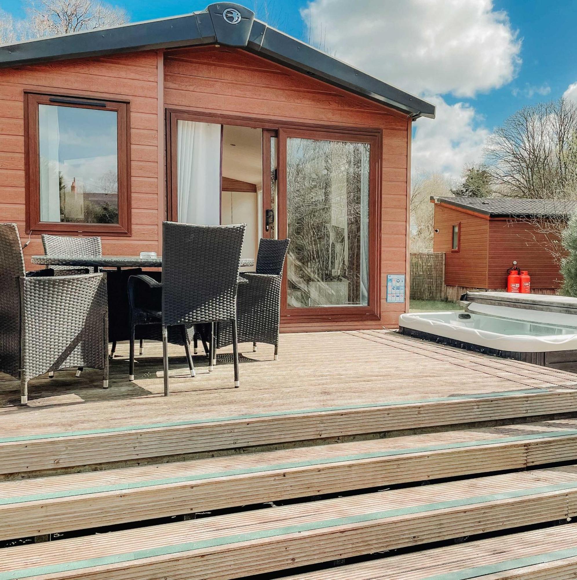 Herons Lake Retreat Hot Tub Lodges Caerwys Zewnętrze zdjęcie