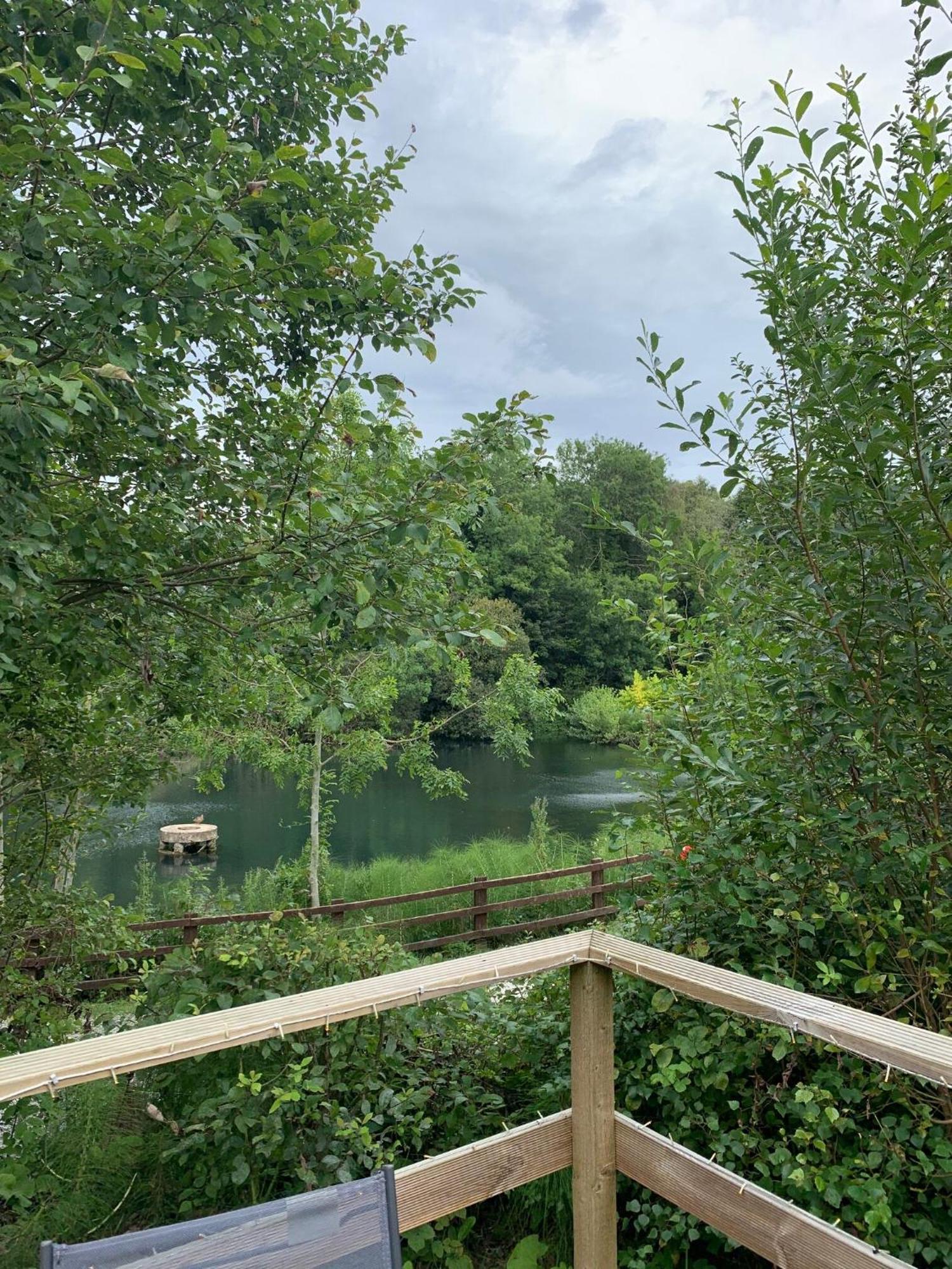 Herons Lake Retreat Hot Tub Lodges Caerwys Zewnętrze zdjęcie