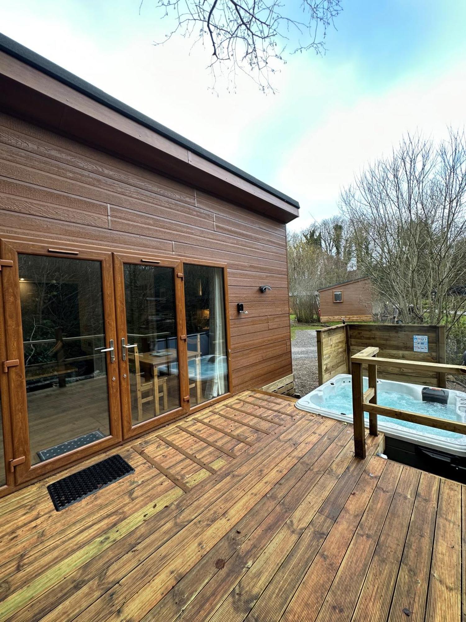 Herons Lake Retreat Hot Tub Lodges Caerwys Zewnętrze zdjęcie