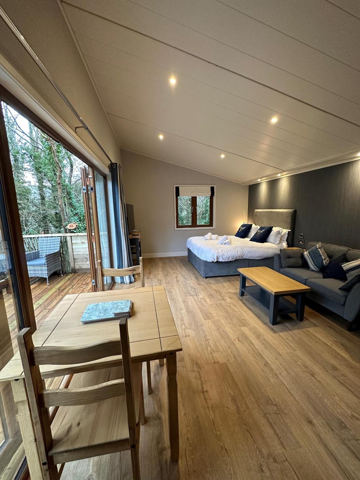 Herons Lake Retreat Hot Tub Lodges Caerwys Zewnętrze zdjęcie