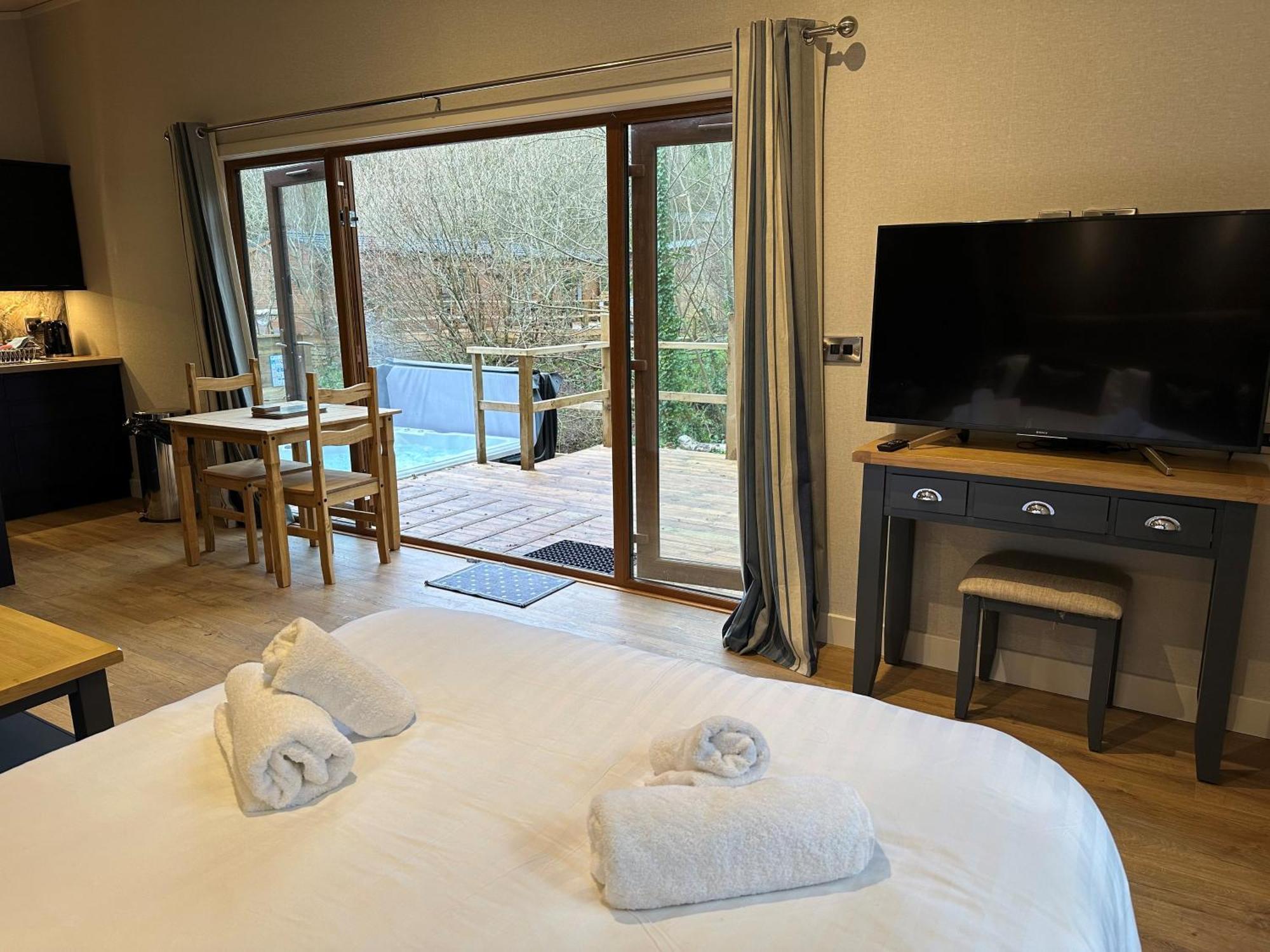 Herons Lake Retreat Hot Tub Lodges Caerwys Zewnętrze zdjęcie