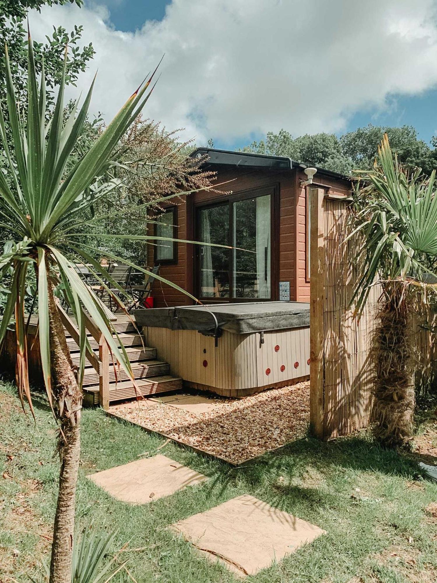 Herons Lake Retreat Hot Tub Lodges Caerwys Zewnętrze zdjęcie