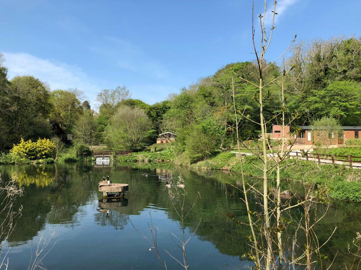 Herons Lake Retreat Hot Tub Lodges Caerwys Zewnętrze zdjęcie