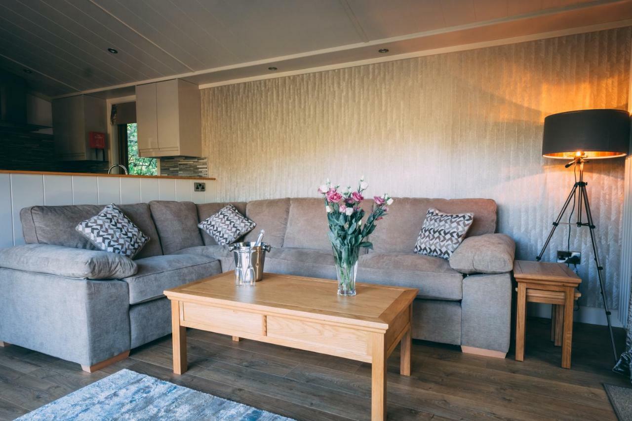 Herons Lake Retreat Hot Tub Lodges Caerwys Zewnętrze zdjęcie