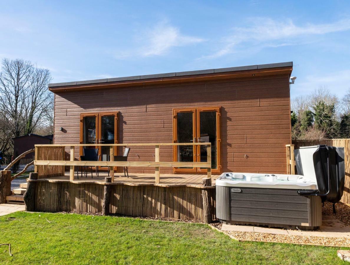 Herons Lake Retreat Hot Tub Lodges Caerwys Zewnętrze zdjęcie
