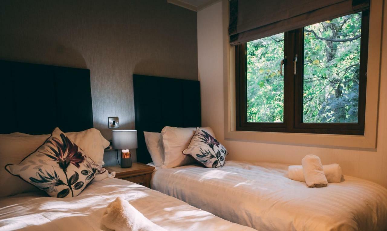 Herons Lake Retreat Hot Tub Lodges Caerwys Zewnętrze zdjęcie