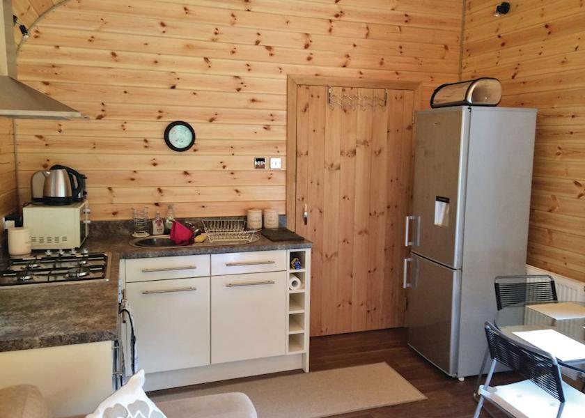 Herons Lake Retreat Hot Tub Lodges Caerwys Zewnętrze zdjęcie